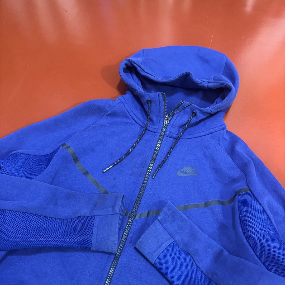 NIKE TECH FLEECE ZIP UP HOODIE (Category: Coats, Jackets and Outerwear) located in Pasig City. Submitted by buzzthrifty (Listing ID 1464885240, Image 2). Description: SIZE M-L 22x27F29B EXCELLENT CONDITION MAY NEEDS WASH LANG CHECK PICS .