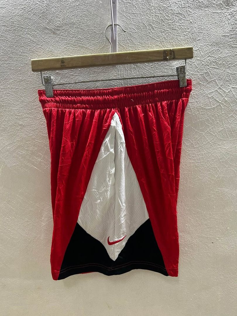NIKE TRIANGLE DRIFIT SHORT (Category: Activewear) located in Caloocan City. Submitted by j3ngsanity (Listing ID 1464909178, Image 2). Description: ISSUE : 2 MIN LINTS / NEED WASH SIZE : 28-32x19x14.