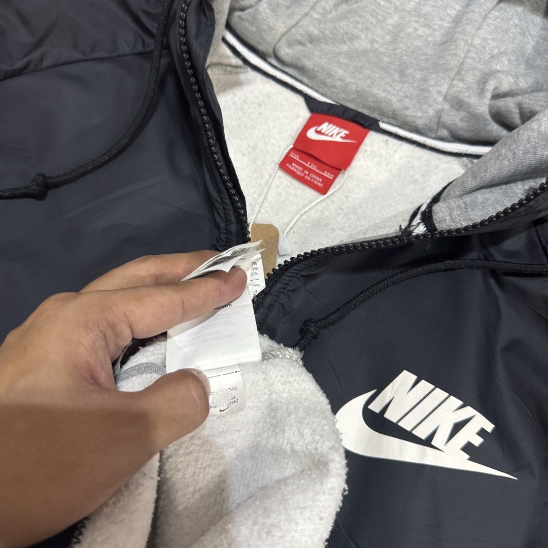 NIKE TWO TONE WINDRUNNER JACKET (Category: Coats, Jackets and Outerwear) located in Pasig City. Submitted by buzzthrifty (Listing ID 1464891138, Image 3). Description: SIZE XXL ON TAG BEST FIT L-XL 24x26-27 EXCELLENT CONDITION MINOR WASH LAST PIC .