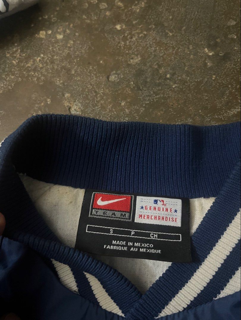Nike vintage newyork Yankees (Category: Coats, Jackets and Outerwear) located in Angeles City. Submitted by sothriftzz (Listing ID 1464932254, Image 3). Description: .