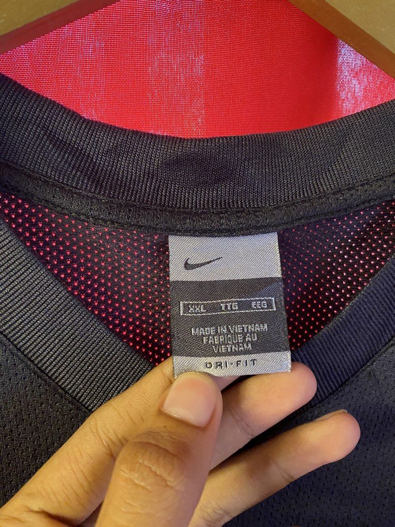 NIKE VINTAGE SIDE SWOOSH SANDO (Category: Activewear) located in Minglanilla. Submitted by celathrift (Listing ID 1464828804, Image 3). Description: NIKE VINTAGE SANDO SILVER TAG EXCELLENT CONDITION NEED WASH ONLY 9/10 COLOR RATE 22x29.