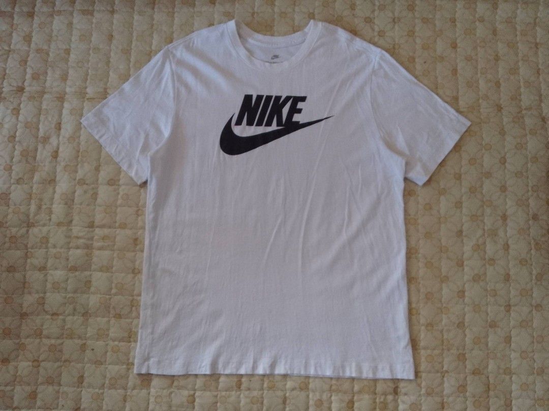Nike White T-Shirt XL (Category: Tshirts & Polo Shirts ) located in Zamboanga. Submitted by nurbya898048 (Listing ID 1464925390, Image 1). Description: Classic white Nike tee featuring the iconic black logo across the chest. Size XXL, regular fit with short sleeves and a crew neck. Made in Vietnam from 100 percent cotton. Clean fabric, clear print graphics, and tag labels intact. Great staple piece for casual everyday wear. Size fit to extra larg