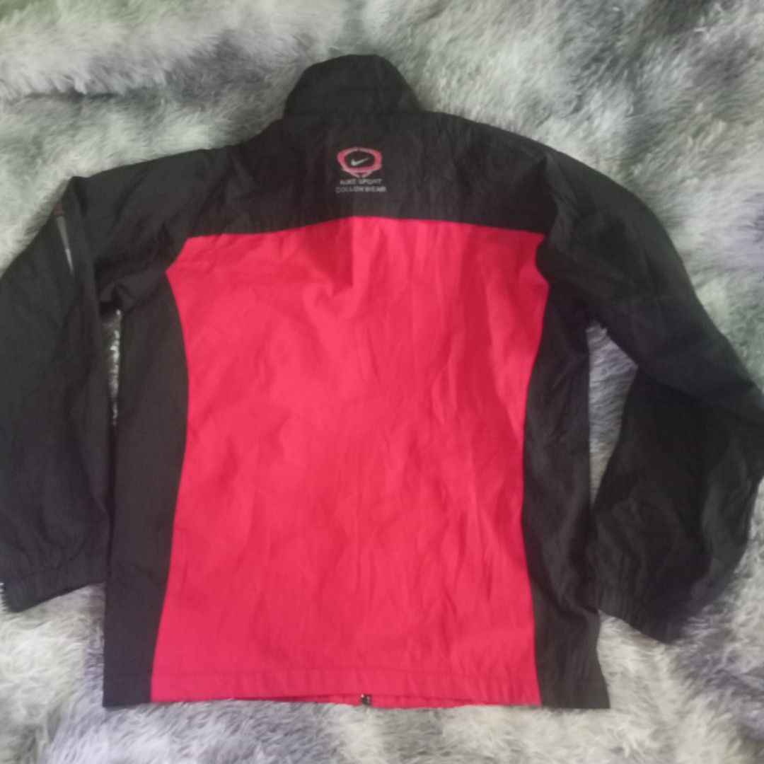 Nike windbreaker jacket (Category: Activewear) located in Cebu City. Submitted by sukitriftshop474747 (Listing ID 1464789656, Image 2). Description: Excellent condition No issue Size XL 23x29 Colorate 9.5/10 Condition 10x10.
