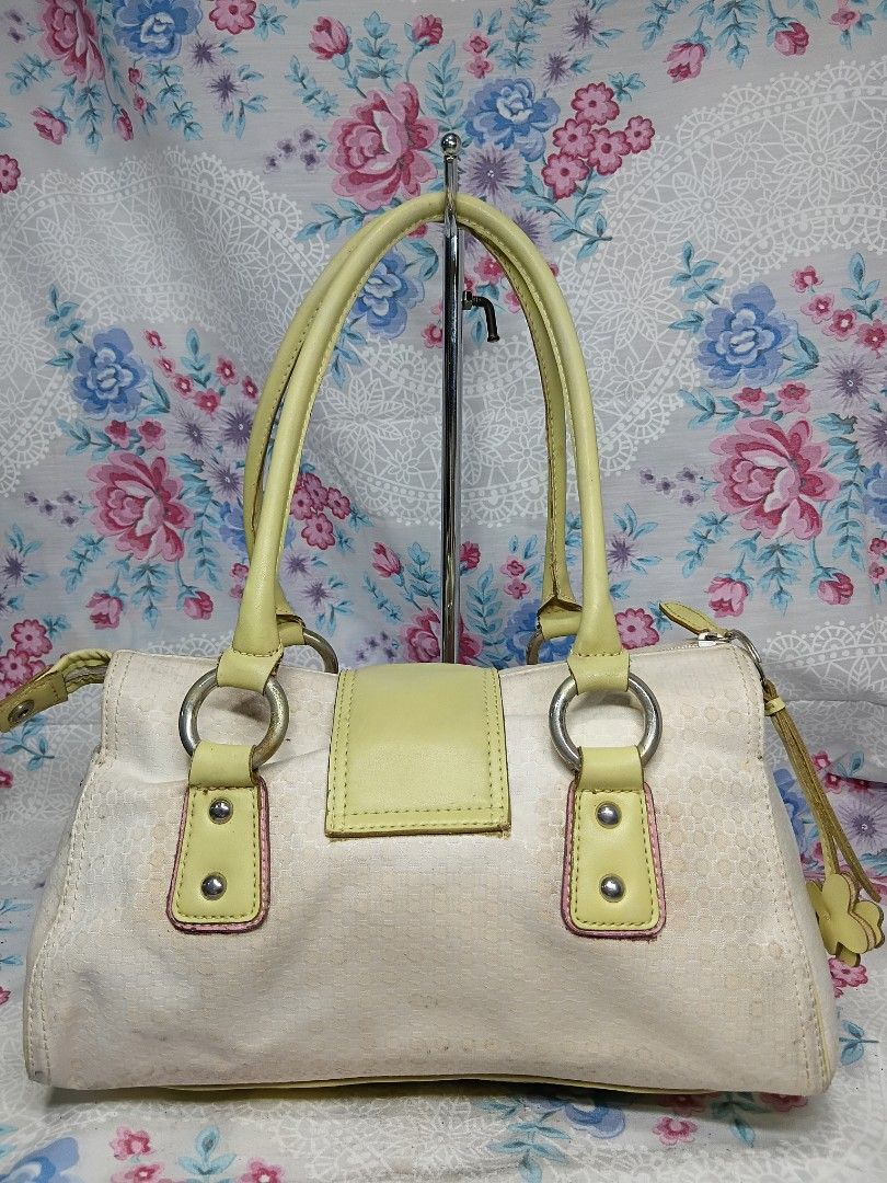 NINE WEST CANVAS SATCHEL BAG (Category: Shoulder Bags) located in General Mariano Alvarez. Submitted by adonid (Listing ID 1464849764, Image 2). Description: NINE WEST CANVAS SATCHEL BAG GOOD CONDITION NORMAL SIGN USAGE ONLY.