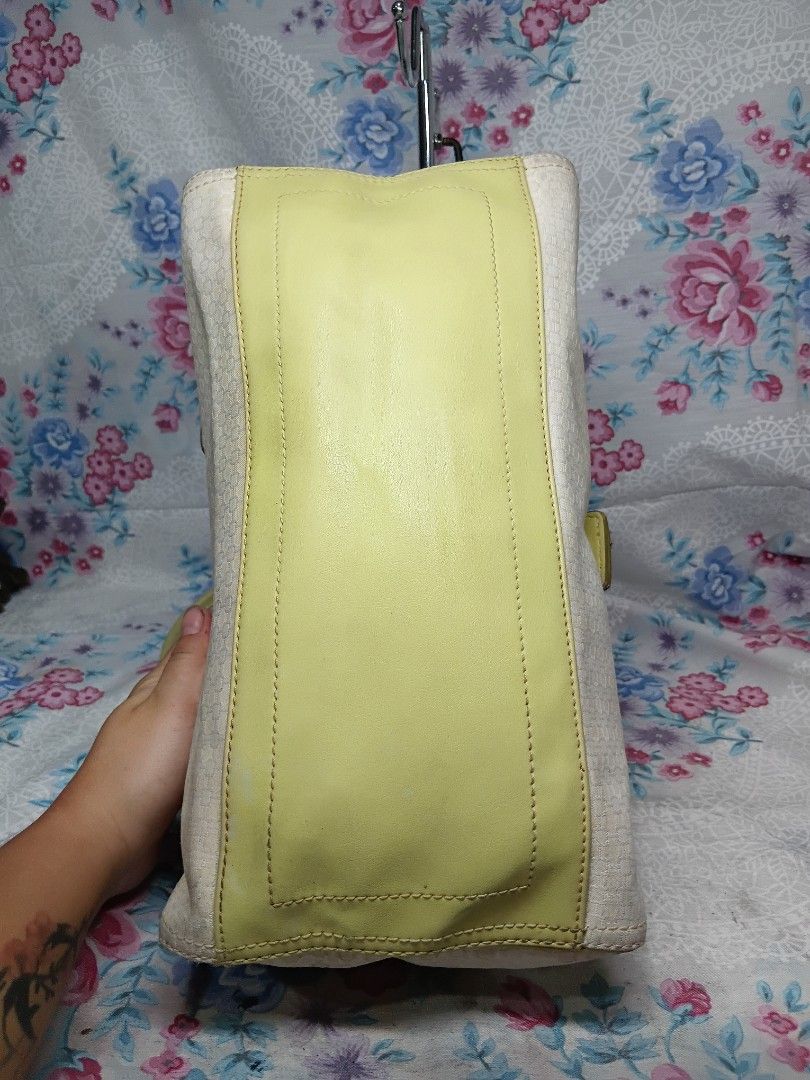 NINE WEST CANVAS SATCHEL BAG (Category: Shoulder Bags) located in General Mariano Alvarez. Submitted by adonid (Listing ID 1464849764, Image 3). Description: NINE WEST CANVAS SATCHEL BAG GOOD CONDITION NORMAL SIGN USAGE ONLY.