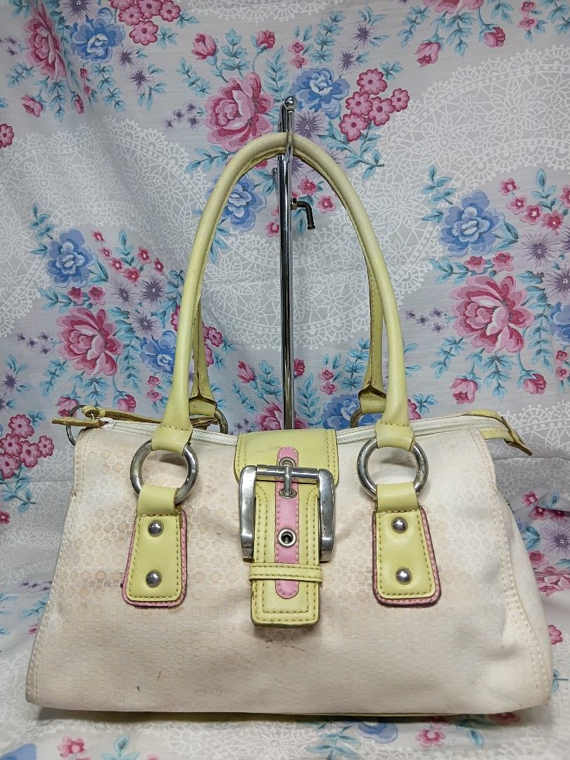 NINE WEST CANVAS SATCHEL BAG (Category: Shoulder Bags) located in General Mariano Alvarez. Submitted by adonid (Listing ID 1464849764, Image 1). Description: NINE WEST CANVAS SATCHEL BAG GOOD CONDITION NORMAL SIGN USAGE ONLY.