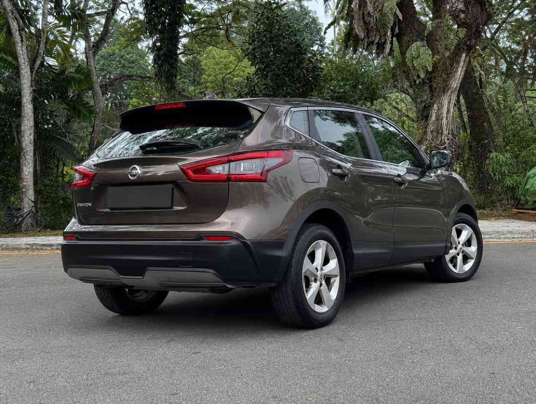 Nissan Qashqai 1.2 DIG-T Lite (A) (Category: Used Cars) located in Singapore. Submitted by carousell_certified_partners (Listing ID 1464941834, Image 2). Description: Fully agent maintained by Tan Chong! Backed by a lifetime engine warranty for your peace of mind! Immaculate pristine condition inside out, with no repairs needed. Engine and gearbox work flawlessly smooth with no undercarriage noise. Truly a drive-and-go unit! View to believe. All 