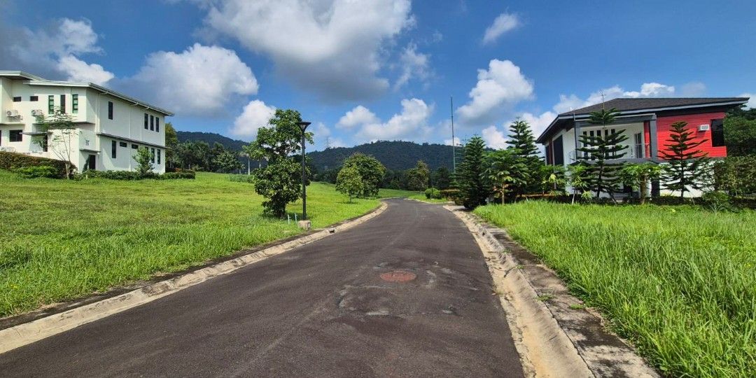 NobHill in Tagaytay Highlands (Category: Lot) located in Las Pinas. Submitted by broker_fritz (Listing ID 1463531719, Image 2). Description: FOR SALE Vacant Lot in NobHill located in the Greenlands Community of Tagaytay Highlands Lot Size: 323 sqm Selling Price: 10M Net NEGOTIABLE (Golf Shares included) Clean title Updated RPT and HOA dues DIRECT BUYERS ONLY PLEASE Thank you..