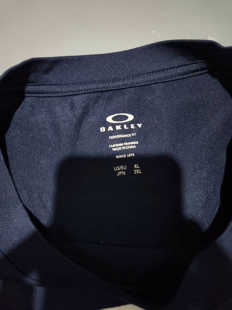 oakley (Category: Activewear) located in General Santos City (Dadiangas). Submitted by alzacksimo35414 (Listing ID 1464902009, Image 3). Description: PHOTO MAY VARY DUE TO LIGHTING 🥰 Brand: OAKLEY (navyblue) ✅️size XL ✅️actual dimention 23 × 30 ✅️as new condition ✅️9.9 colorate ✅no issue 1,350 +sf DISCLAIMER: Please note that I ZACK SIMON is not affiliated with or endorsed by any brand. Any brand names or trademarks mentioned are the properties 