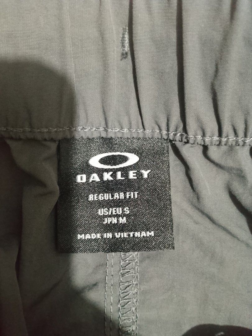 Oakley cargo pants (Category: Jeans) located in Manila. Submitted by modern-market (Listing ID 1464776696, Image 3). Description: Oakley cargo pants size:small ft to med W:32to34 L:39 as new condition no issue.