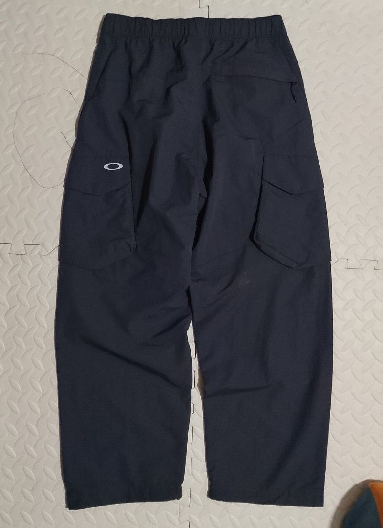 Oakley cargo pants (Category: Jeans) located in Manila. Submitted by modern-market (Listing ID 1464776696, Image 2). Description: Oakley cargo pants size:small ft to med W:32to34 L:39 as new condition no issue.