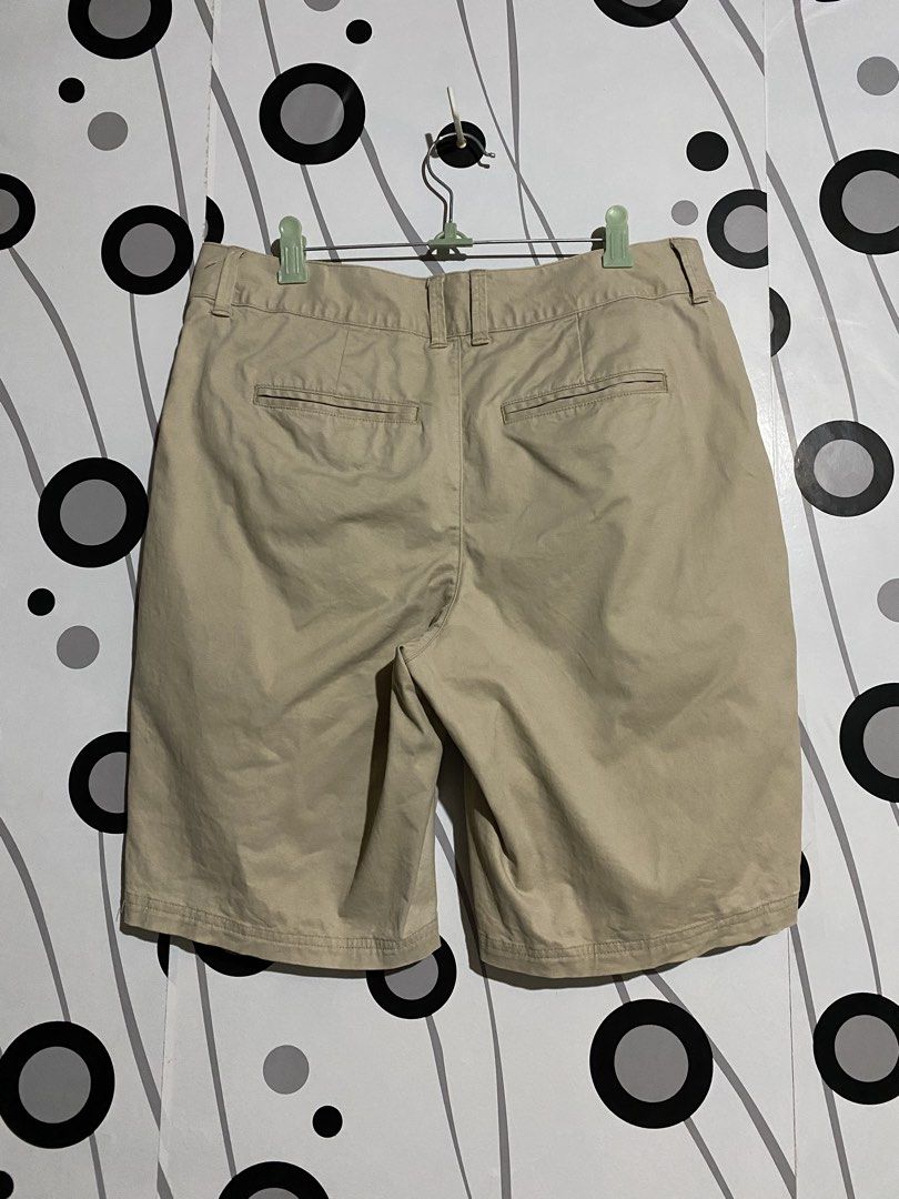 Oakley Chino Shorts (Category: Chinos) located in Cebu City. Submitted by patspickph (Listing ID 1464821317, Image 2). Description: This is a khaki men's casual flat-front chino or hybrid shorts featuring the distinctive Oakley ellipse logo on the left leg. size W31-33 L20 Excellent Condition.
