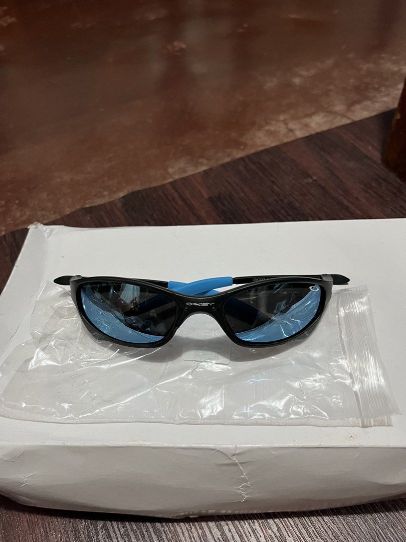 Oakley Plate Sunglasses Y2K Techwear (Category: Sunglasses & Eyewear) located in Manila. Submitted by ljpiastro.031411 (Listing ID 1464814635, Image 3). Description: - Brand: Oakley - Style: Aggressive Y2K wrap-around design - Frame: Durable metallic build with comfortable curved arms - Lenses: Dark lenses for sun protection - Inclusions: Original white packaging box and clear protective storage bag - Condition: Solid build quality, excellent for