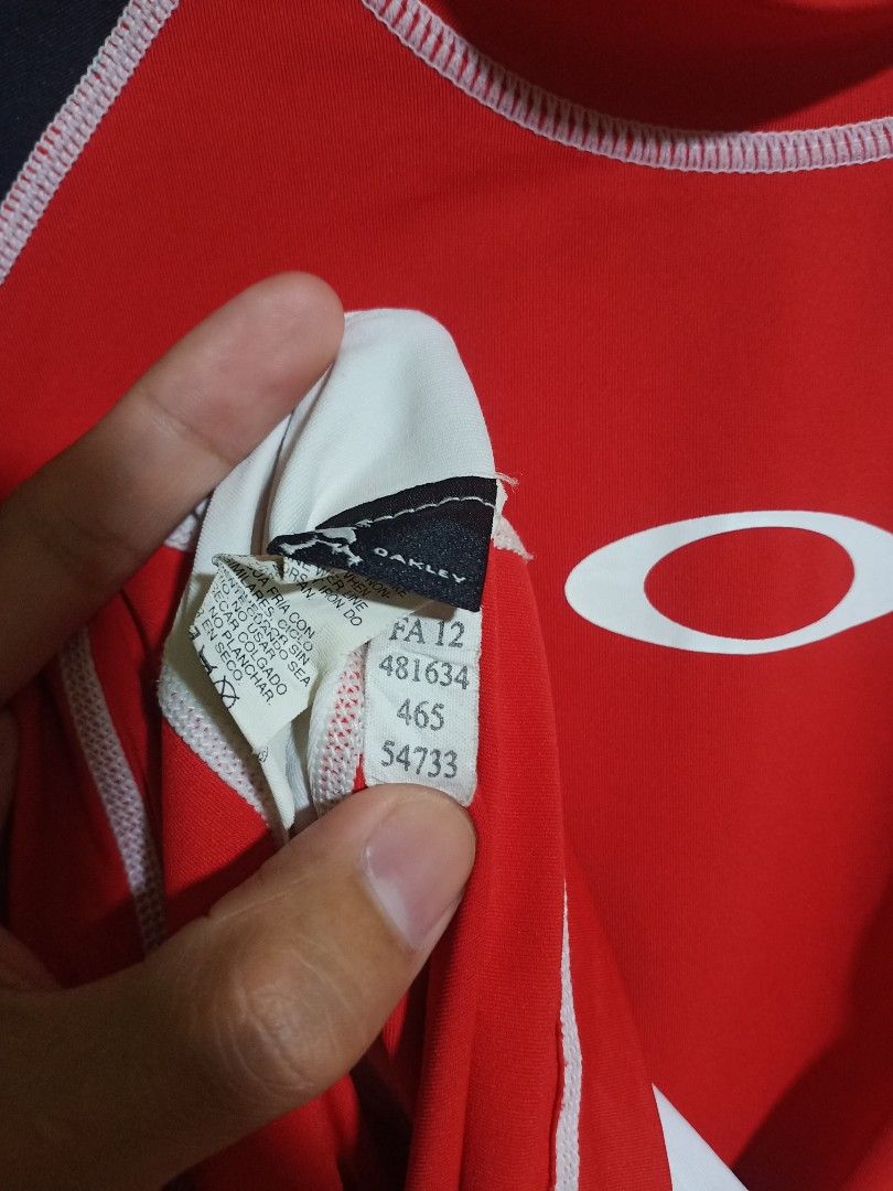 Oakley Rash Guard (Category: Tshirts & Polo Shirts ) located in Catbalogan. Submitted by thriftwthbart (Listing ID 1464885110, Image 3). Description: Ready to wear dimes: 18.5x26 cr: 10/10 no issue.