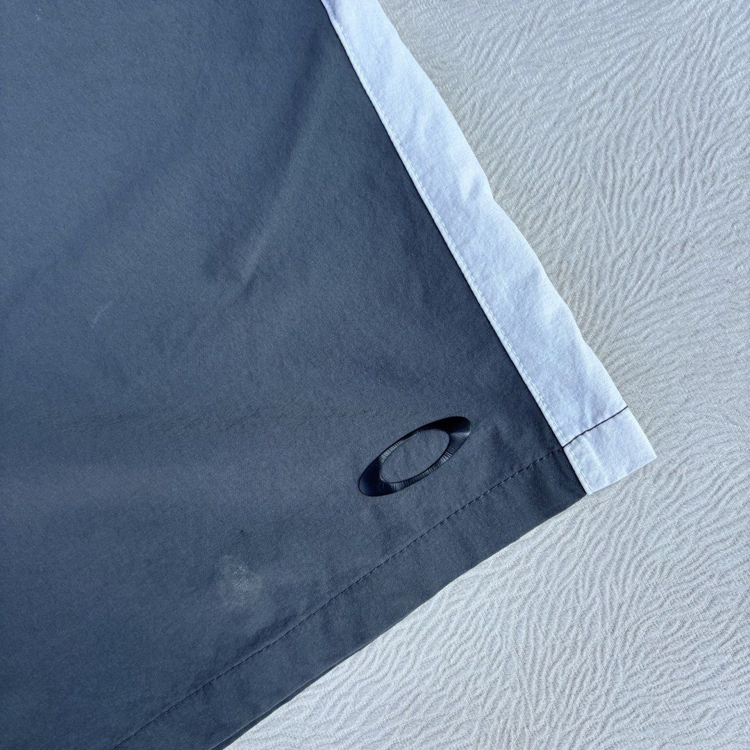 Oakley Shorts (Category: Shorts) located in Baybay. Submitted by thrift.ed2023 (Listing ID 1464802536, Image 2). Description: Oakley Short 30” to 32” Waistline 19” Length 10” Leg Opening No Issue Good as New .