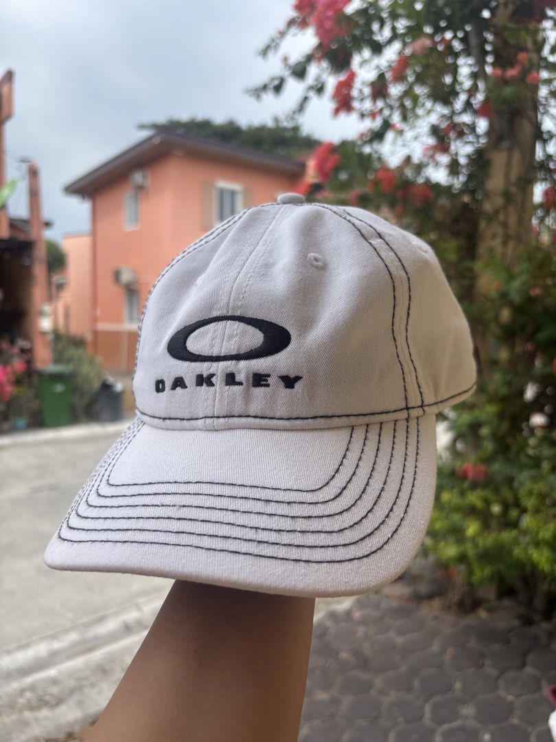 Oakley vintage hat (Category: Caps & Hats) located in General Santos City (Dadiangas). Submitted by amara_preloved (Listing ID 1464827644, Image 1). Description: .