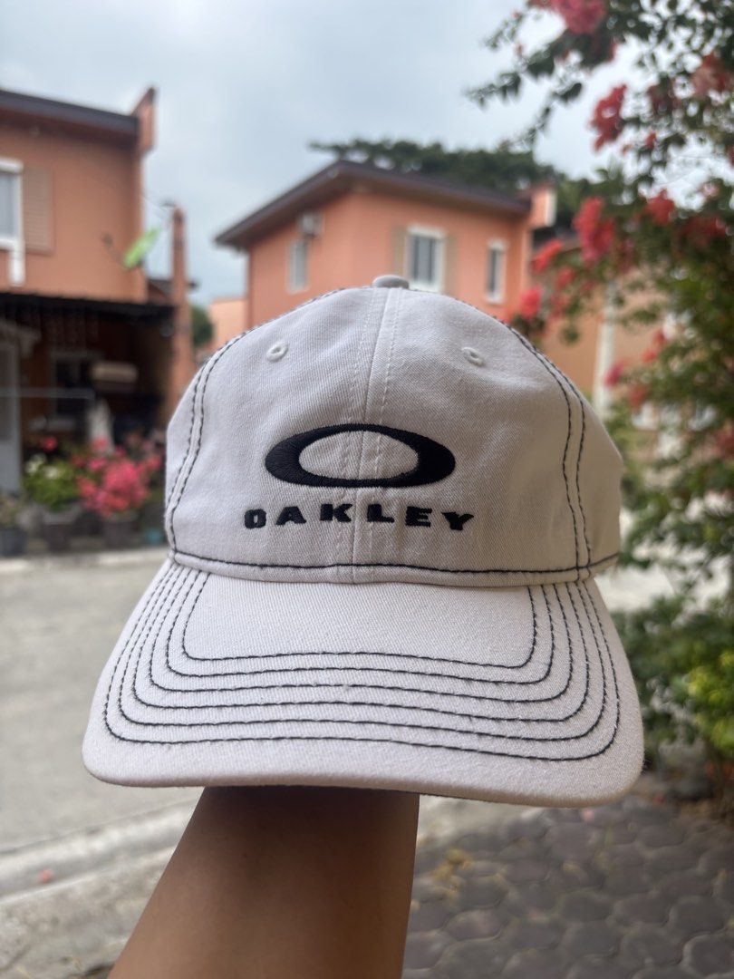 Oakley vintage hat (Category: Caps & Hats) located in General Santos City (Dadiangas). Submitted by amara_preloved (Listing ID 1464827644, Image 3). Description: .
