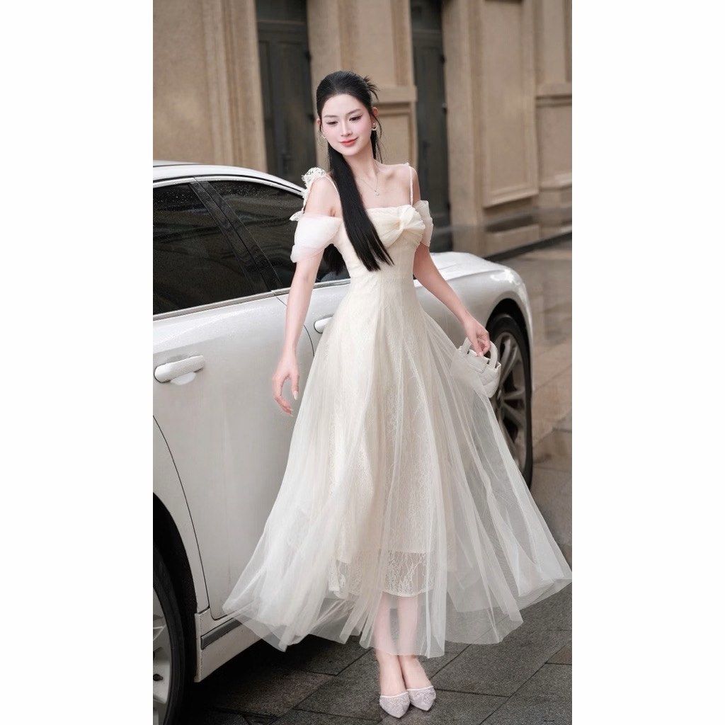 Off white lacey dress (Category: Evening dresses & gowns) located in Taytay. Submitted by murahubblueapppage (Listing ID 1464925842, Image 3). Description: Brand new What you see is what you get Large size Waistline up to 32 only Expect 1 size smaller pag vietnam size.
