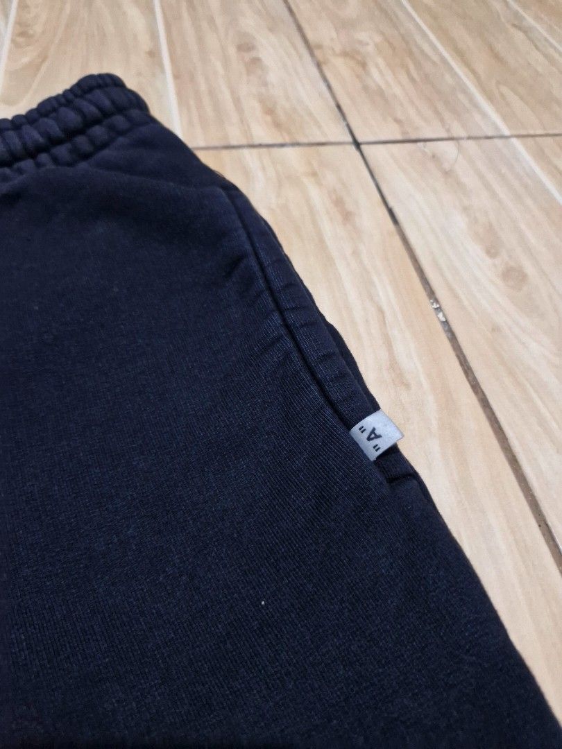 Off White Wavy Line Sweat Short Spring 2020 collection (Category: Shorts) located in Antipolo. Submitted by kentoy6666 (Listing ID 1464794907, Image 3). Description: .