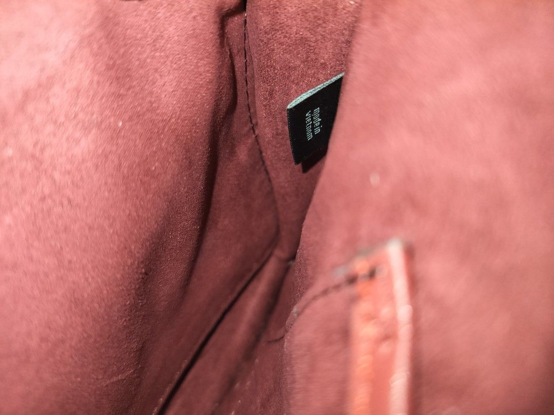 OG Coach tabby 26 (Category: Shoulder Bags) located in Caloocan City. Submitted by jennielz (Listing ID 1464870091, Image 3). Description: authentic Coach Tabby 26 -colorblock leather -YKK zip -Made in Vietnam - rubberlinings intact -no cracking -replaced sling -clean interior -minimal signs og usage -please see pics for details over all the bag is in good condition no lowballer pls. ☺️.