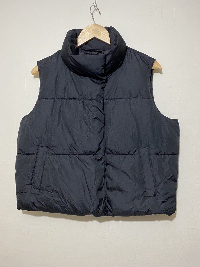 OLD NAVY, Puffer vest (Category: Vests) located in Cavite. Submitted by jc_thrift95 (Listing ID 1464801282, Image 1). Description: - This black Old navy puffer vest features a cozy high stand-up collar and classic quilted horizontal baffles. - Made in Indonesia - L- 22 inch - W- 23 inch - Color rate 9/10 - See pictures details for dimes..