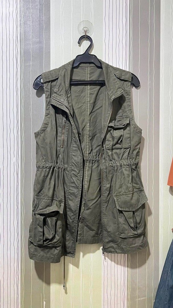 Olive Green Vest with Multiple Pockets (Category: Coats, Jackets and Outerwear) located in Manila. Submitted by rmr-preloved (Listing ID 1464873674, Image 2). Description: - Color: Olive green - Style: Sleeveless vest with zip-up front - Storage: Multiple front cargo pockets - Fit: Adjustable drawstring waist - Material: Lightweight fabric - Best for: Casual layering Size Medium to Large.
