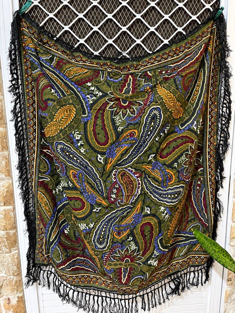 olive green wool shawl 37in (Category: Scarves) located in San Fernando. Submitted by japansurpluselyu (Listing ID 1464814039, Image 1). Description: .