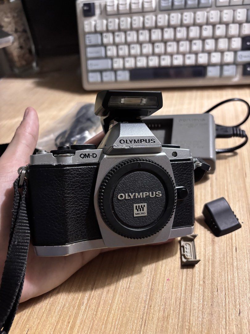 Olympus OMD EM5 I (Category: Cameras) located in San Juan City. Submitted by velardedrew (Listing ID 1464836329, Image 1). Description: Olympus OMD EM5 Mark 1 for sale! Open to trades, just offer. :) Selling the legendary EM5-M1, known for its M43 sensor and solid magnesium alloy build quality. This camera is the perfect entry point to the interchangeable setup. Camera itself has some dings and scratches, which are expected on a used camera, all 