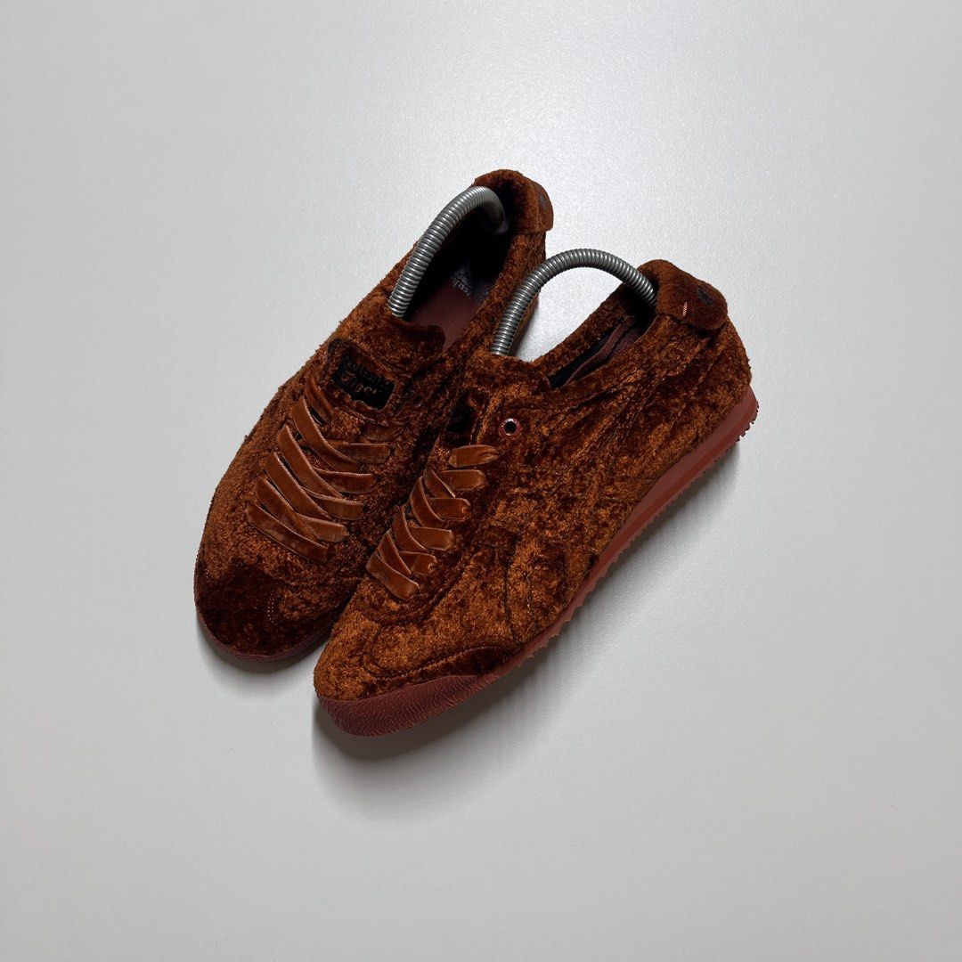 ONITSUKA US8 (Category: Casual Shoes) located in Carmona. Submitted by aijushoeshop (Listing ID 1464887698, Image 1). Description: ONÌTŚ “VELVET” colorway 8us l 26cm l 41.5euro Excellent Condition✨ Mine : 1990 DISCLAIMER: AIJUSHOESHOP are not affiliated with or associated with any brands or companies mentioned. All products shown are independently sourced, The authenticity of items is not guaranteed unless verified/proven authentic. Buyers are en