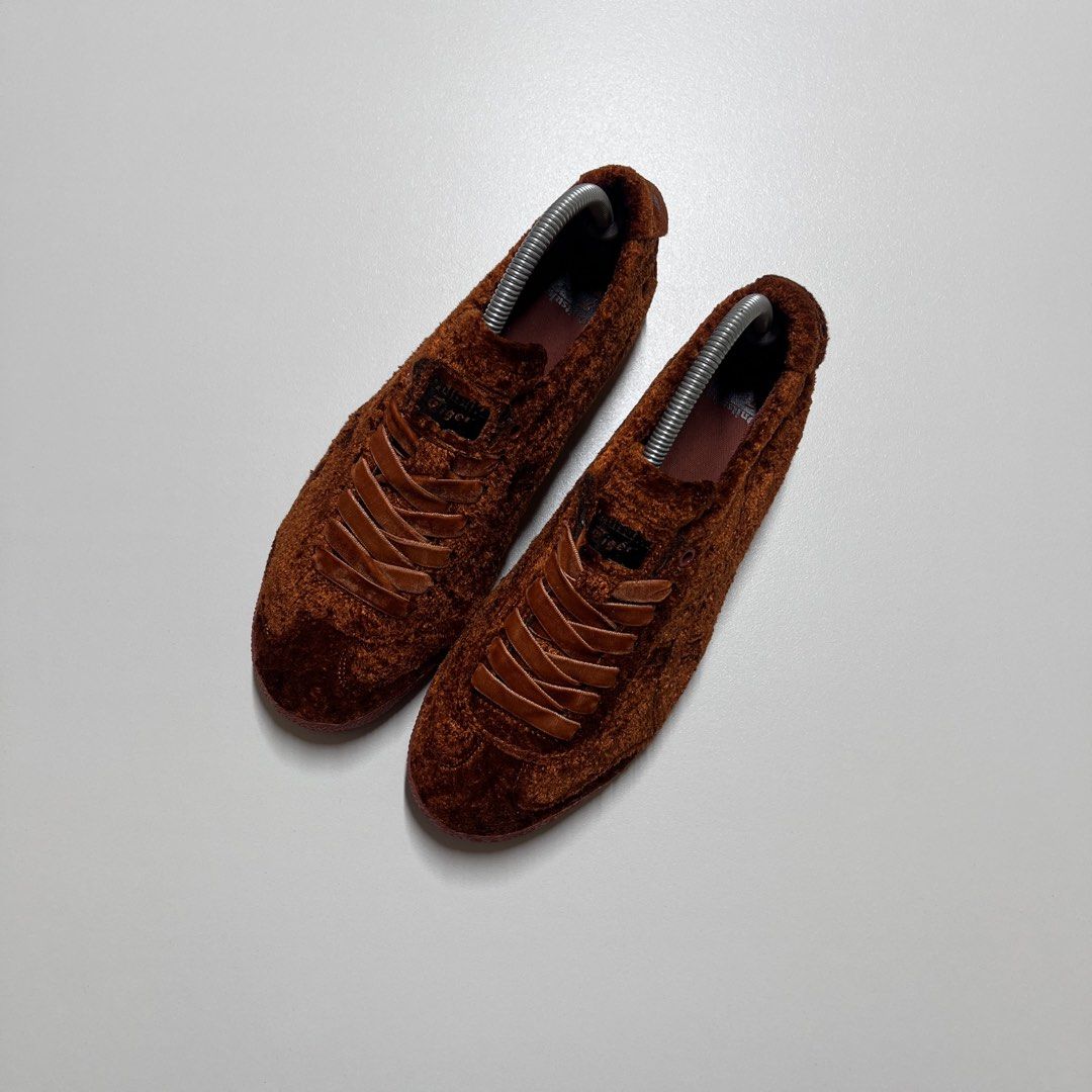 ONITSUKA US8 (Category: Casual Shoes) located in Carmona. Submitted by aijushoeshop (Listing ID 1464887698, Image 3). Description: ONÌTŚ “VELVET” colorway 8us l 26cm l 41.5euro Excellent Condition✨ Mine : 1990 DISCLAIMER: AIJUSHOESHOP are not affiliated with or associated with any brands or companies mentioned. All products shown are independently sourced, The authenticity of items is not guaranteed unless verified/proven authentic. Buyers are en