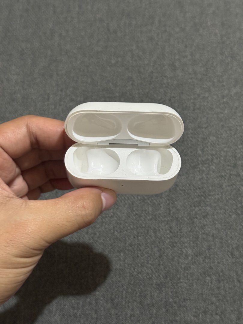 Original Airpods Pro 2 LIGHTNING Charging Case only (Category: Earphones) located in Caloocan City. Submitted by fddpy (Listing ID 1464947857, Image 2). Description: Selling my Airpods Pro 2 Lightning Charging case only. Perfect replacement for your lost or defective charging case. Box and docs not included. 2K LAST PRICE •Can do meet up, facetime or deliver door to door. •100% orig and authentic. Not clone/oem. •Moneyback if FAKE. •100% working 
