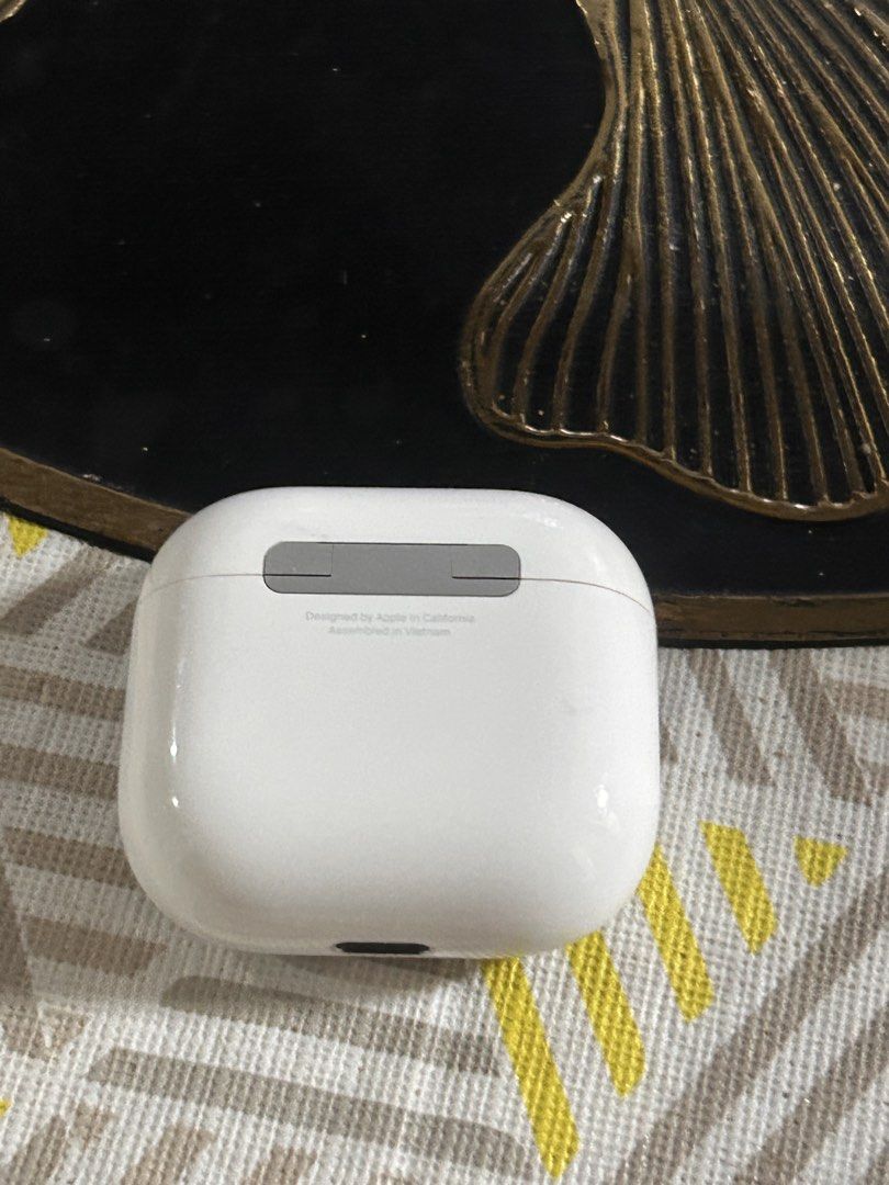 Original Apple Airpods 4 Non ANC (Category: Earphones) located in Manila. Submitted by Tjuan13 (Listing ID 1464862793, Image 3). Description: Try Secondhand Original Apple Airpods 4 (Non ANC) for only Php 5900 -100% Original -Free Usb C cable -Free Silicon Case -Smoothness 96% Front & 97% Back -Good battery life -Matagal Malowbat, Mabilis magcharge -Good quality -Crisp Button -Actual Photo -Ready to use -No Box -No swap -Free Shipping via Lalamov