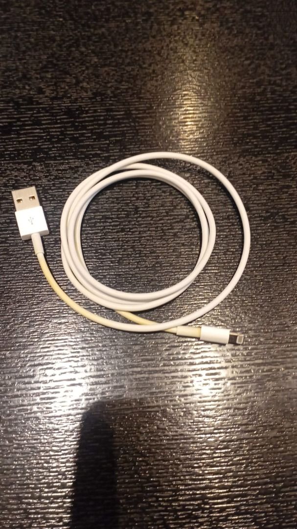 Original Apple Lightning to USB Charging Cable (Category: Chargers & Cables) located in Makati City. Submitted by winsell76 (Listing ID 1464813952, Image 1). Description: .