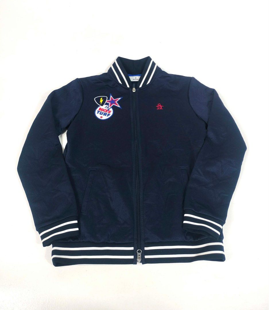 Original Penguin Varsity Jacket Navy Blue Zip Up (Category: Coats, Jackets and Outerwear) located in Manila. Submitted by yesterdaysfinds (Listing ID 1464854384, Image 2). Description: Musingwear Longsleeve Condition : Likenew Size : Large Dimension 👇 Chest : 19 Lenght : 25 Shoulder : 16 Sleeve : 23 📌 - Brand: Original Penguin - Color: Dark navy blue - Closure: Full zip front - Details: 'Rock 'N Turf' graphic patch on right chest, signature emb