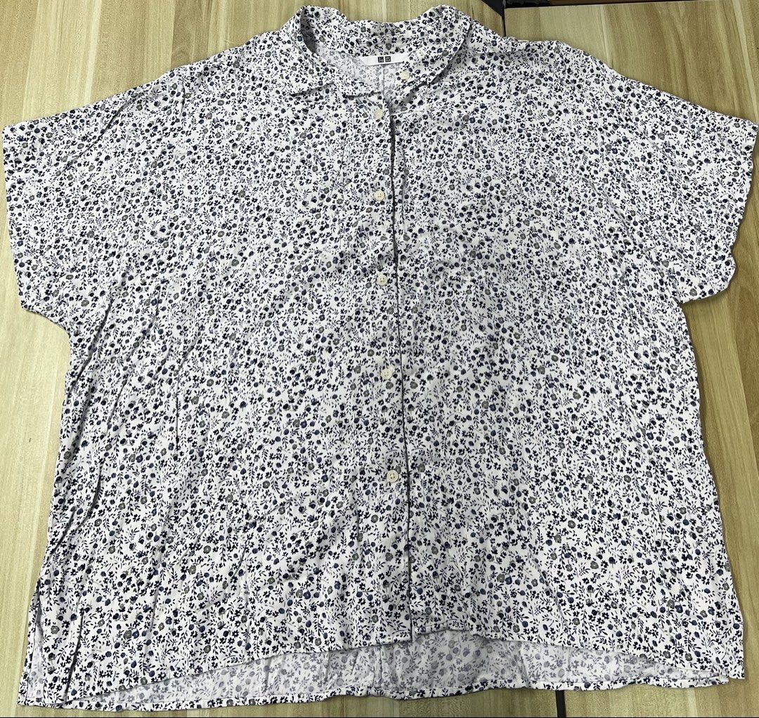 Original Uniqlo (Category: Blouses) located in Manila. Submitted by issie_07 (Listing ID 1464810373, Image 1). Description: RFS: Decluttering.