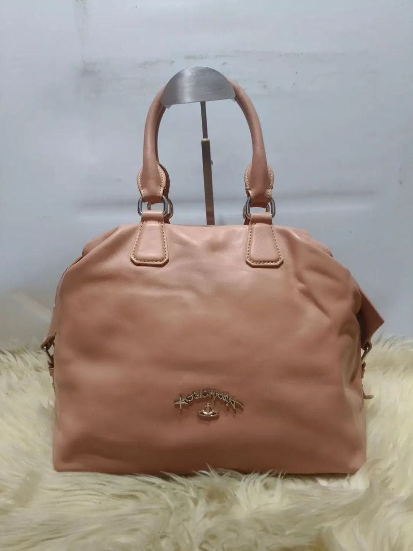 Original Vivienne Westwood (Category: Shoulder Bags) located in Cabuyao City. Submitted by your____lux____shop (Listing ID 1464797371, Image 1). Description: Sale❗️Sale❗️Sale❗️ Original VIVIENNE WESTWOOD Like new condition Medium-Large Pure genuine leather 📌First to pay!.