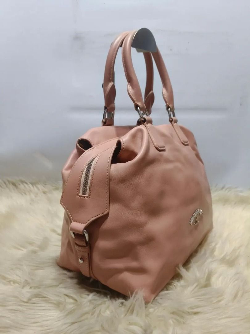 Original Vivienne Westwood (Category: Shoulder Bags) located in Cabuyao City. Submitted by your____lux____shop (Listing ID 1464797371, Image 3). Description: Sale❗️Sale❗️Sale❗️ Original VIVIENNE WESTWOOD Like new condition Medium-Large Pure genuine leather 📌First to pay!.
