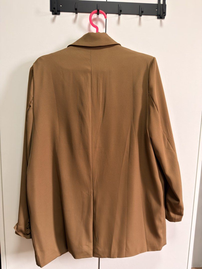 Oversized Women’s blazer (Category: Coats, Jackets and Outerwear) located in Manila. Submitted by calmtree.1a50e6 (Listing ID 1464778783, Image 2). Description: -Oversized blazer -Fit: Loose and relaxed style for effortless layering - Best For: Autumn weather or chic casual office wear -never worn.