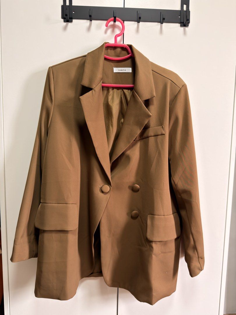 Oversized Women’s blazer (Category: Coats, Jackets and Outerwear) located in Manila. Submitted by calmtree.1a50e6 (Listing ID 1464778783, Image 1). Description: -Oversized blazer -Fit: Loose and relaxed style for effortless layering - Best For: Autumn weather or chic casual office wear -never worn.