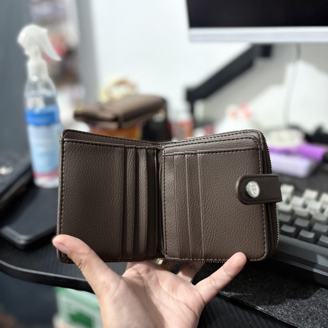 Parfois Wallet (Category: Wallets & Card holders) located in Cavite. Submitted by cfbcelestia7 (Listing ID 1464836987, Image 2). Description: .