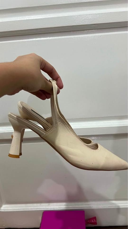 Parisian Cream Slingback Heels with Box (Category: Heels) located in Quezon City. Submitted by jukamigaha (Listing ID 1464895365, Image 2). Description: Size: 39 Color: Beige Note: Hindi yan Parisian. Sa box lang ng Parisian nakalagay.