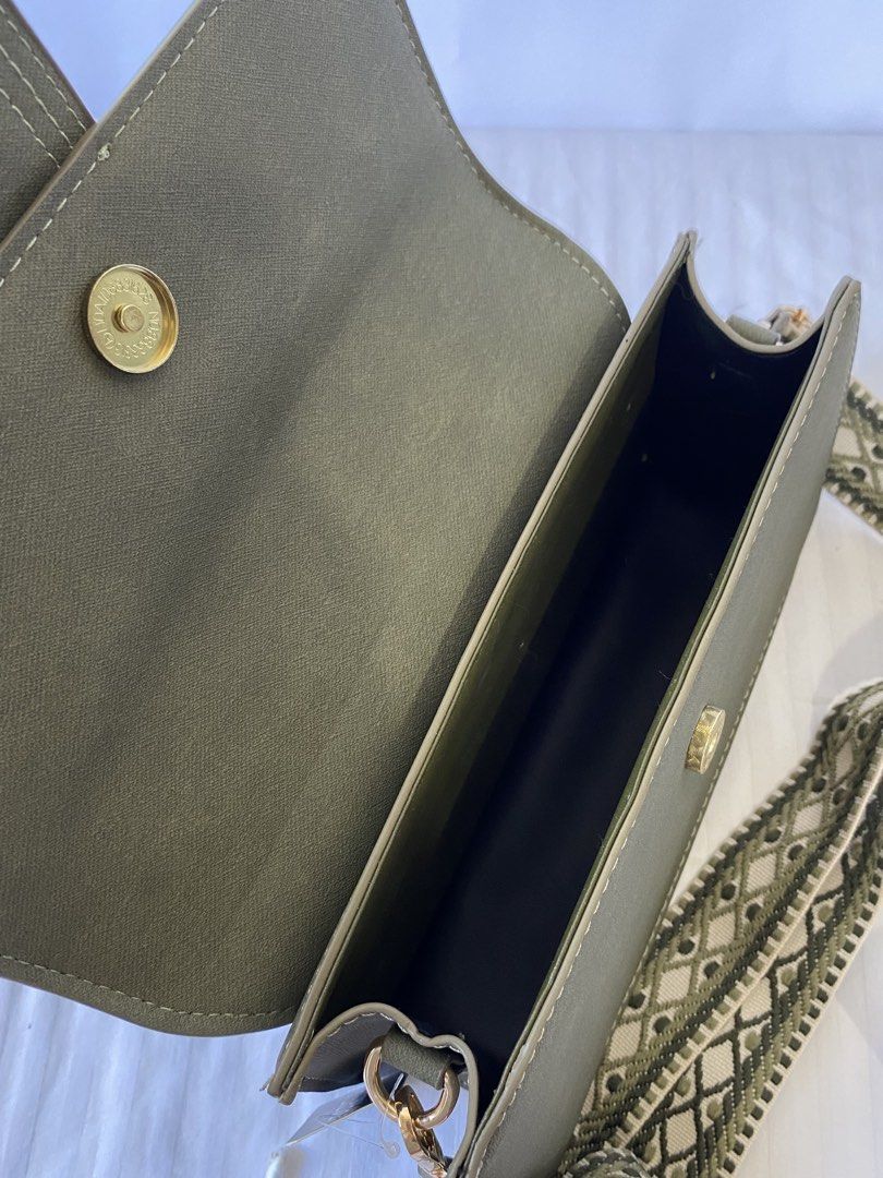 Parisian Shoulder/Body Bag (Category: Shoulder Bags) located in Dagupan City. Submitted by style_88 (Listing ID 1464881666, Image 3). Description: -with minimal cat scratches (view last photo).