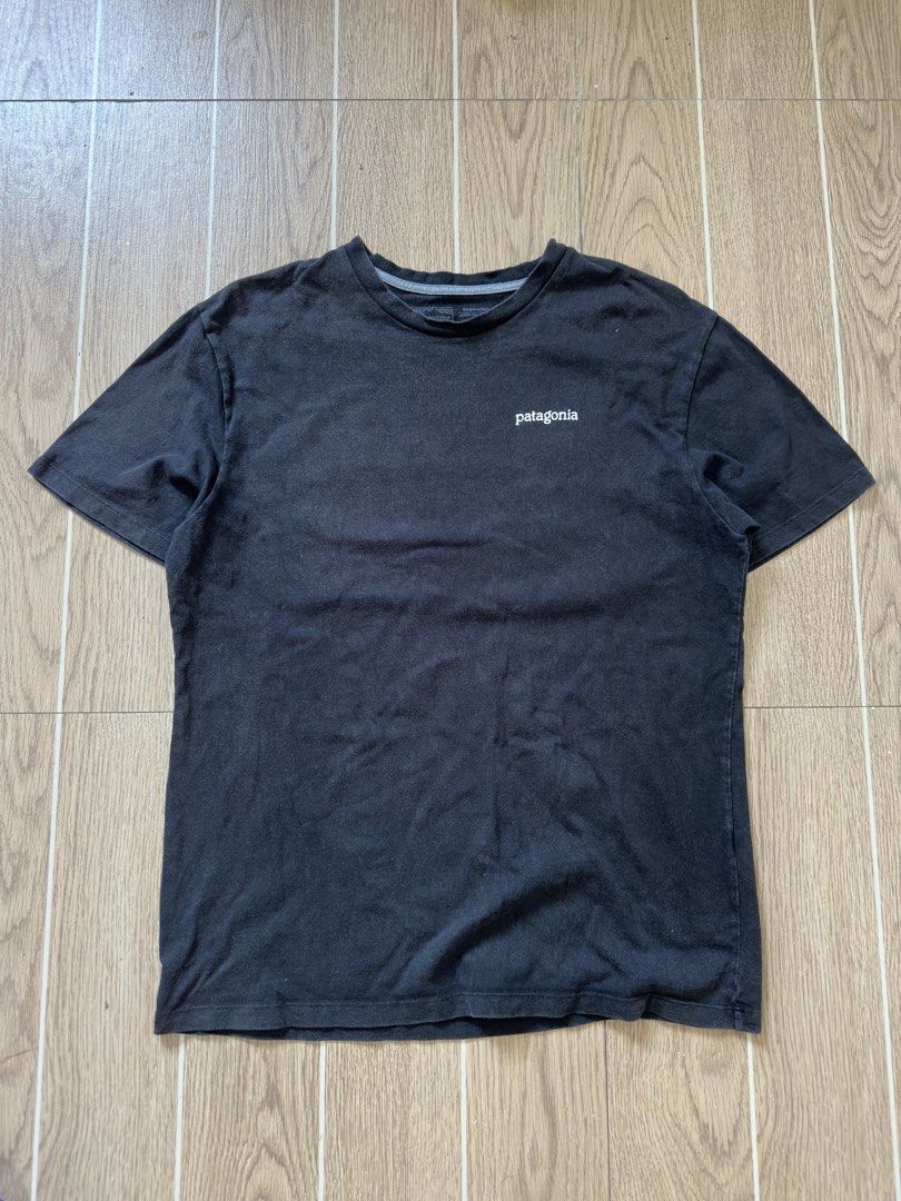 Patagonia classic logo tee (Category: Tshirts & Polo Shirts ) located in Cavite. Submitted by brick.mnl (Listing ID 1464887640, Image 2). Description: Size L Dimes: 21x28 Good condition Sign of usage only .