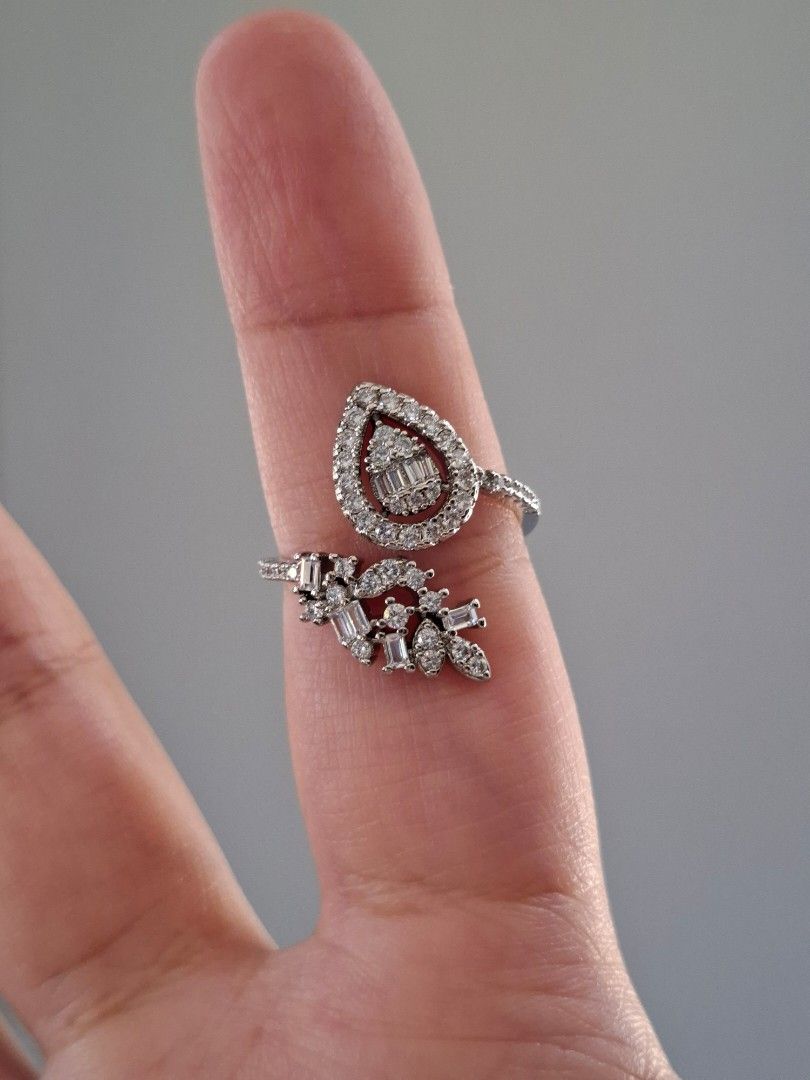 Pear Cut White Crystals with Starburst Design Adjustable Silver Ring (Category: Rings) located in Dasmarinas. Submitted by danabrie22 (Listing ID 1464797789, Image 1). Description: adjustable size 5 - 9 very well-made, excellent crafstmanship 10/10 condition brand new stainless steel & white crystal-colored cubic zirconia stones made in Hongkong.