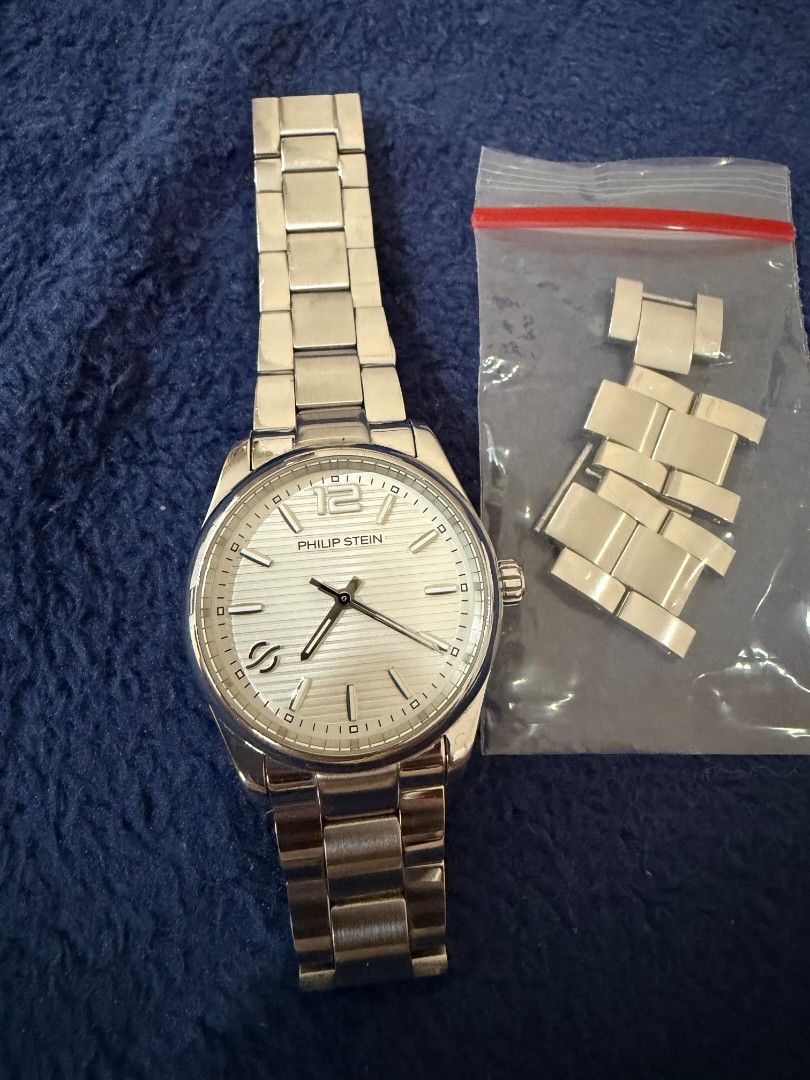 PHILIP STEIN NO BOX (Category: Luxury Watches) located in Andop. Submitted by elaine_radioflyer0104 (Listing ID 1464967166, Image 1). Description: rush sale message me at 09985490104 no box misplaced RFS buy smart watch.