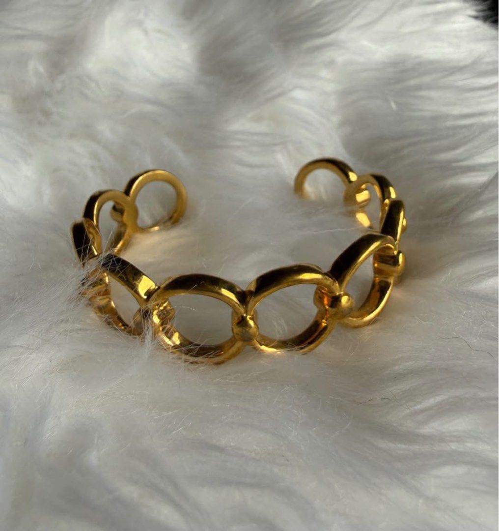 Philipp€ Audib€rt Paris (Category: Bracelets) located in Manila. Submitted by annafinds (Listing ID 1464877079, Image 1). Description: Philipp€ Audib€rt Paris This gold-toned circular link bracelet features a classic interlocking chain design that adds a bold, elegant touch to the wrist. - Small to medium wrist only ₱3,999 Open for layaway. Disclaimer: We are not affiliated, associated, authorized, endorsed by or in any way officially connected w