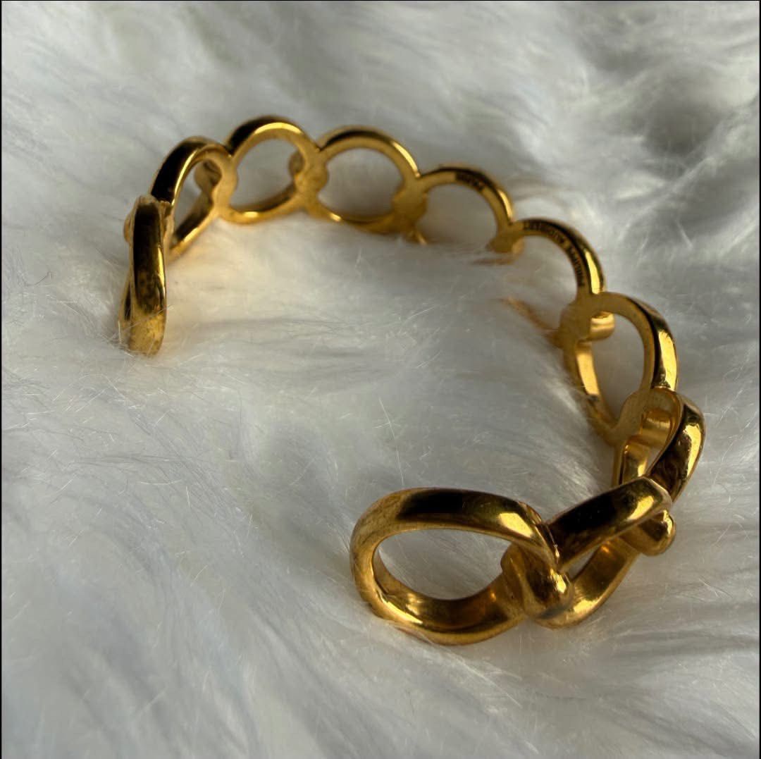 Philipp€ Audib€rt Paris (Category: Bracelets) located in Manila. Submitted by annafinds (Listing ID 1464877079, Image 3). Description: Philipp€ Audib€rt Paris This gold-toned circular link bracelet features a classic interlocking chain design that adds a bold, elegant touch to the wrist. - Small to medium wrist only ₱3,999 Open for layaway. Disclaimer: We are not affiliated, associated, authorized, endorsed by or in any way officially connected w