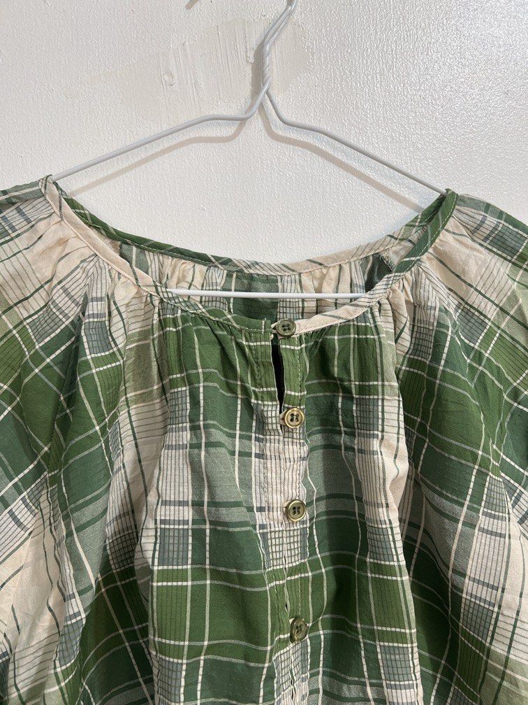 ‼️Sale‼️Plaid relaxed blouse (Category: Blouses) located in Las Pinas. Submitted by gaeley (Listing ID 1464778633, Image 2). Description: super pretty b: 29" armpit to armpit l: 22".