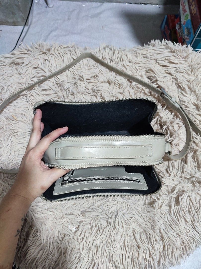 Plain Gray shoulder bag (Category: Shoulder Bags) located in Mangaldan. Submitted by pdps.88 (Listing ID 1464832590, Image 2). Description: .