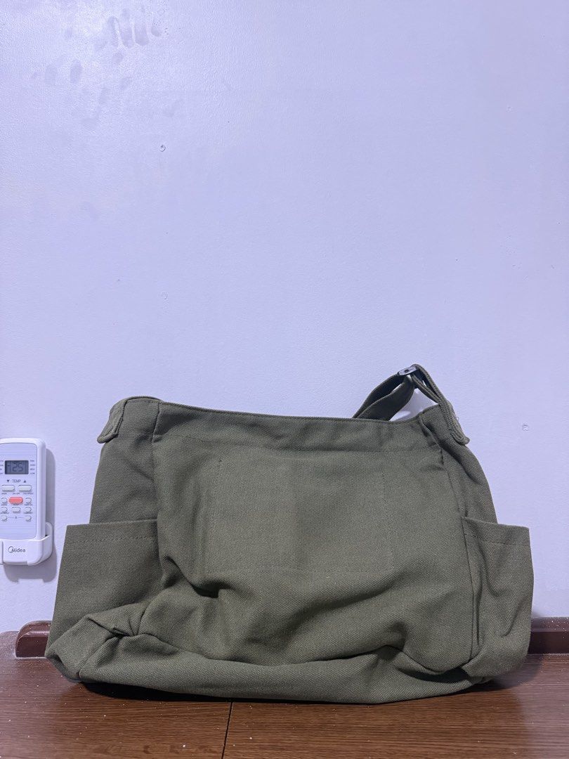 Plain Green Canvas Shoulder Bag 💚💚 (Category: Shoulder Bags) located in Caloocan City. Submitted by stevendgzmn (Listing ID 1464966794, Image 2). Description: Large Capacity Canvas Shoulder Bag 💚 💸 Price: ₱200 (Brand New!) Details: * Material: Canvas * Color: Solid Green * Size: 40 × 34 × 15 cm * Closure: Zipper * Strap: One shoulder strap * Style: Unisex * Spacious and perfect for everyday use, school, work, or travel! 📍 Location: Paombong,